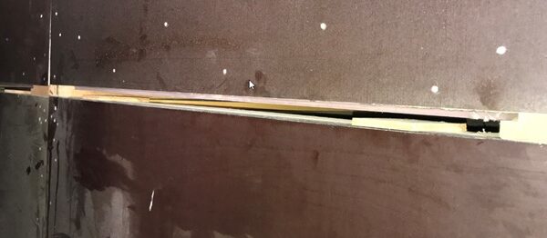Door het verschil ontstaat er een opening tussen de lagen van de kist, waardoor de lucht die het product droogt, kan ontsnappen.