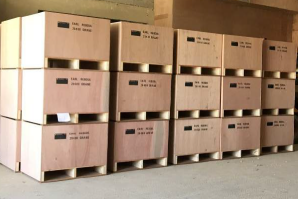 Kisten gestapeld voor maximaal oppervlakte